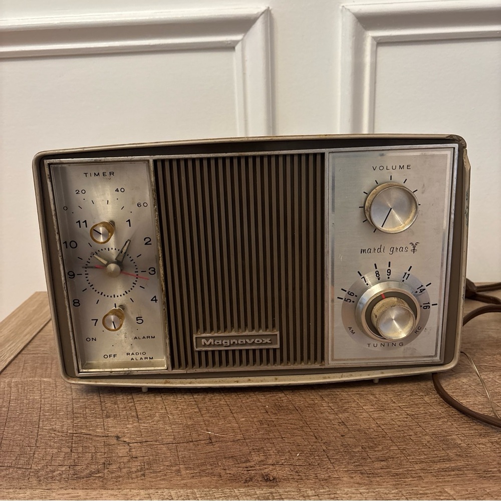 Vintage Magnavox AM Clock Radio Tube MARDI GRAS 1960s Beige For Parts or Repair - Picture 9 of 9